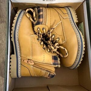 New in box boys 7 Tan Boots